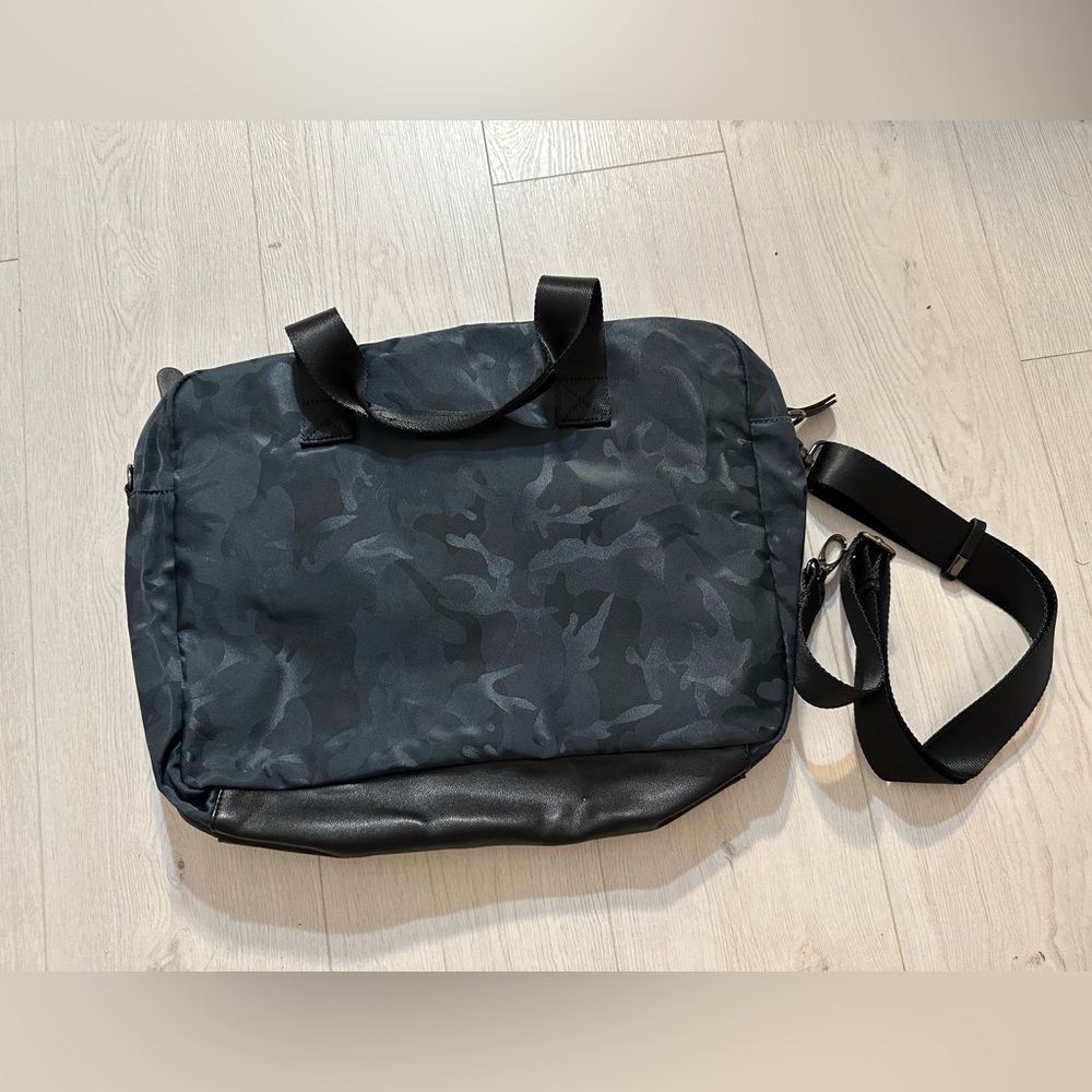 New American Eagle Messenger camo bag
#72